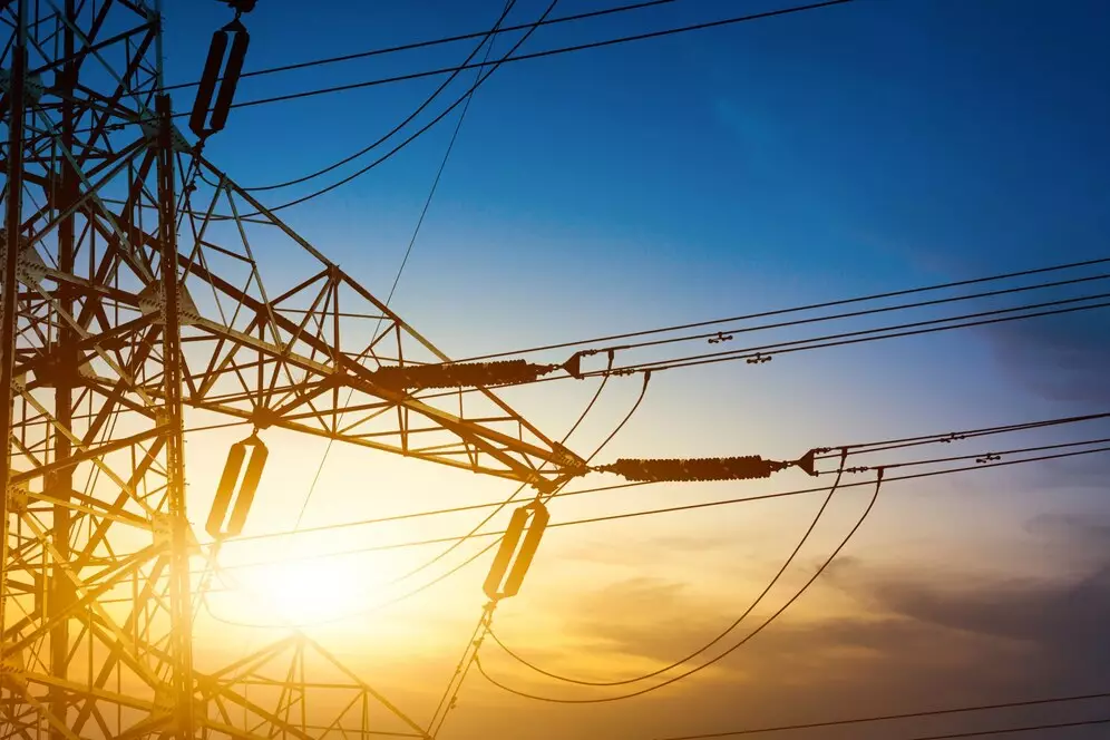 Elektr energiya sim yog'och minorasi